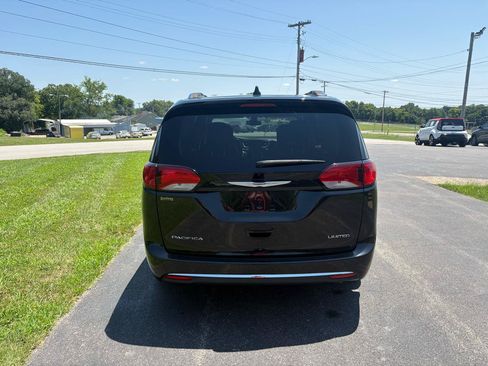Used 2017 Chrysler Pacifica Limited w/ UConnect Theater Package FWD image 3