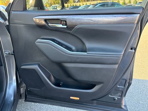 Used 2023 Toyota Highlander Limited image 27