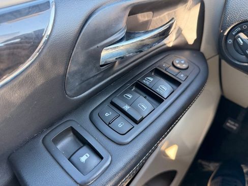 Used 2012 Chrysler Town & Country Touring w/ Entertainment Group #1 FWD image 27