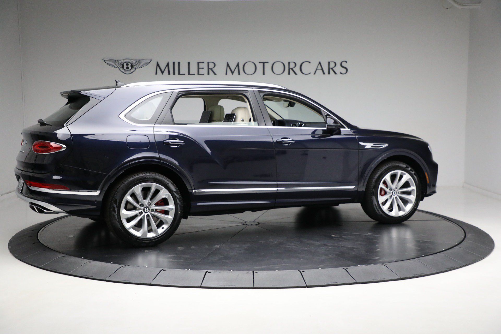 Used 2024 Bentley Bentayga Extended Wheelbase AWD/4WD image 11
