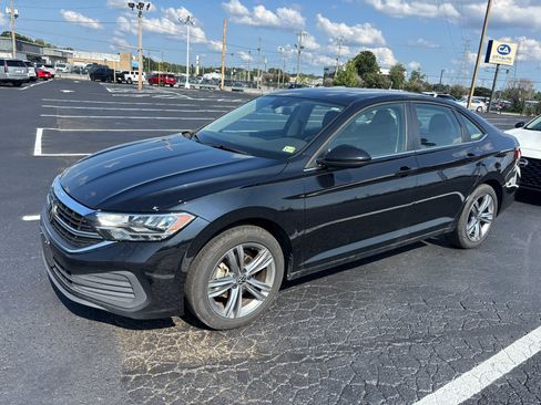 Used 2024 Volkswagen Jetta SE FWD image 2