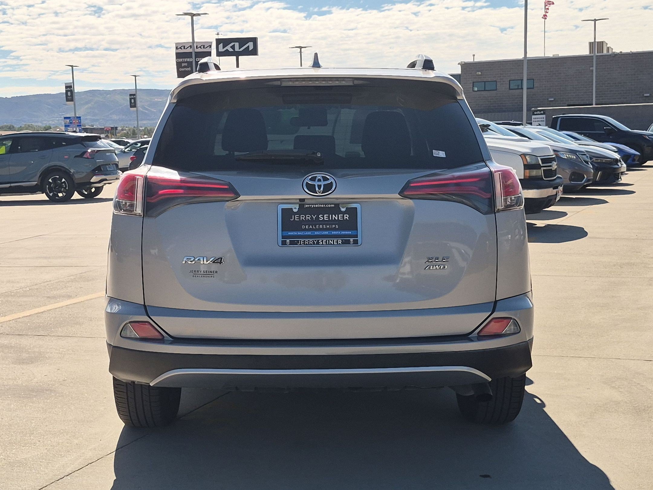 Used 2018 Toyota RAV4 XLE AWD/4WD image 4