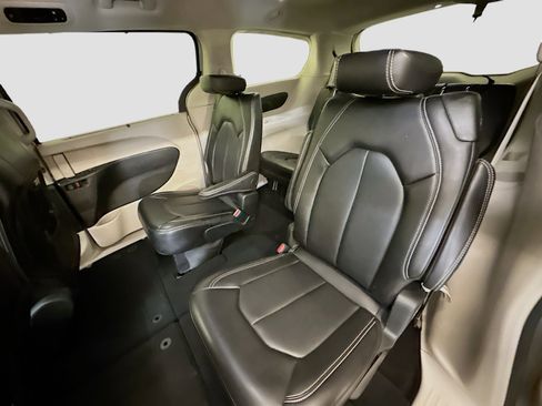 Used 2024 Chrysler Pacifica Touring-L image 28