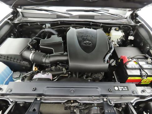 Used 2017 Toyota Tacoma TRD Off-Road w/ Premium & Technology Package image 29