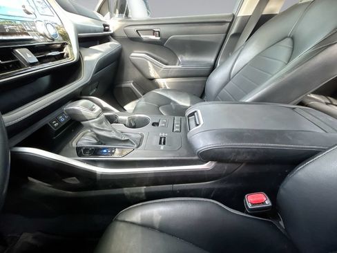 Used 2022 Toyota Highlander XLE FWD image 27