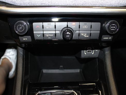 Certified 2022 Jeep Compass Latitude w/ Sun and Sound Group AWD/4WD image 21