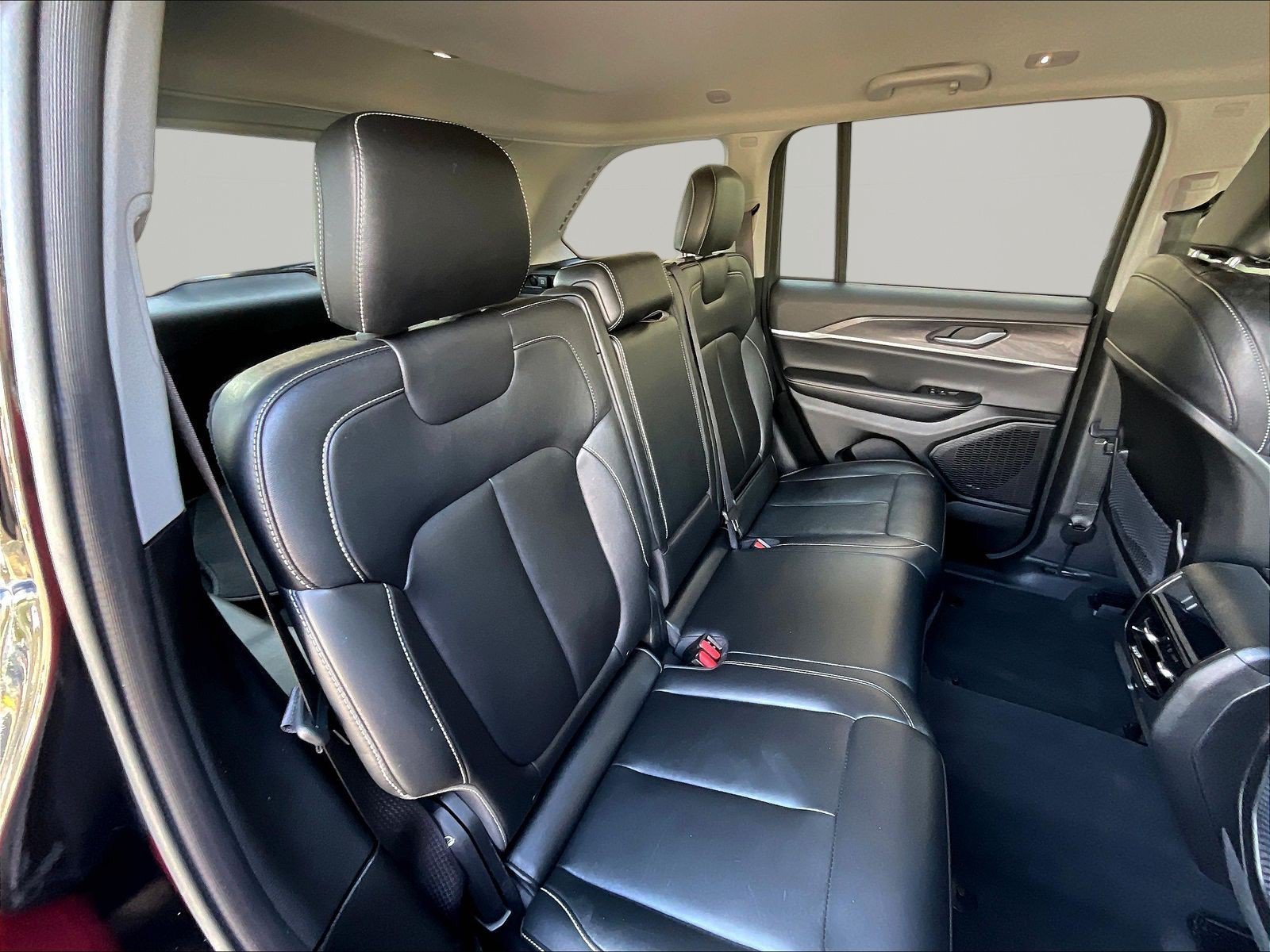 Used 2023 Jeep Grand Cherokee Limited w/ Black Appearance Package AWD/4WD image 25