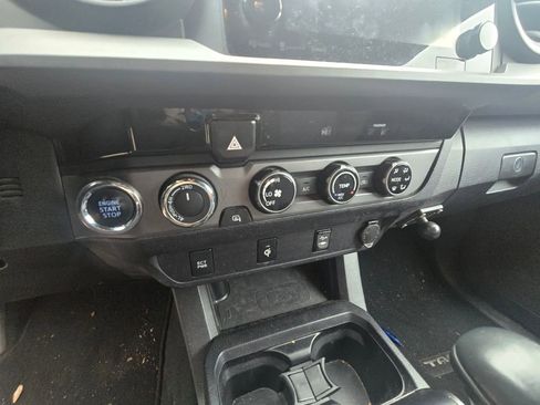 Used 2017 Toyota Tacoma TRD Off-Road image 12