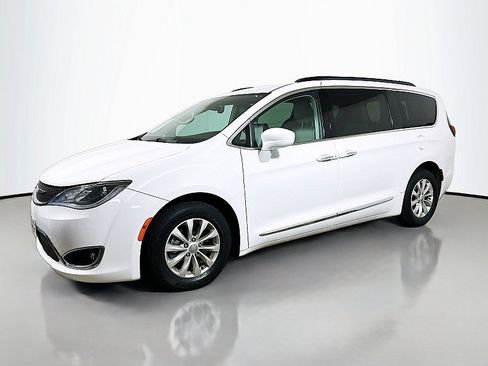 Used 2017 Chrysler Pacifica Touring-L FWD image 3