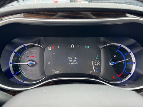 Used 2023 Chrysler Pacifica Limited FWD image 25