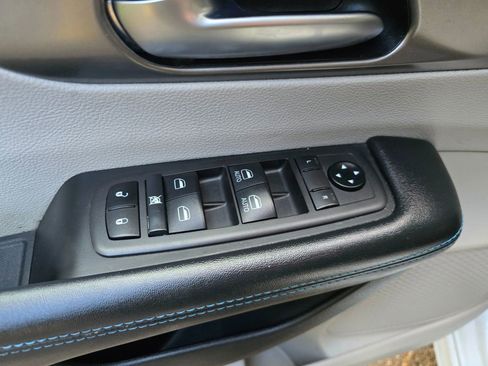 Used 2021 Chrysler Pacifica Touring-L image 21