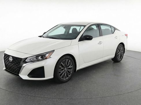 Used 2025 Nissan Altima 2.5 SV image 3