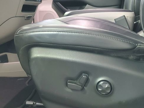 Used 2023 Chrysler Pacifica Touring-L FWD image 7