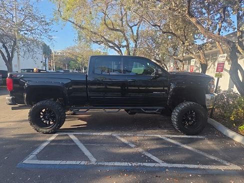 Used 2019 Chevrolet Silverado 2500 LT w/ LT Convenience Package image 4