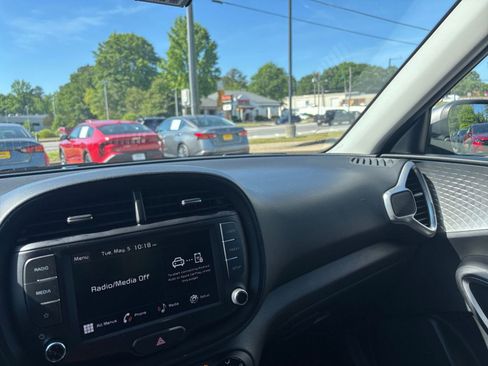 Used 2025 Kia Soul LX w/ LX Technology Package FWD image 35
