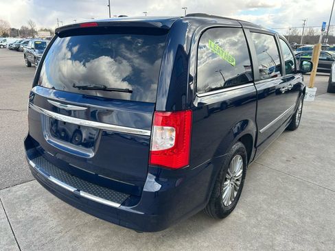 Used 2015 Chrysler Town & Country Touring-L w/ Driver Convenience Group image 5