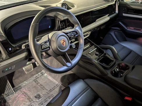 Certified 2025 Porsche Cayenne S image 4