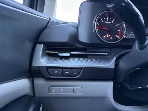 Used 2023 Kia Carnival LX image 22