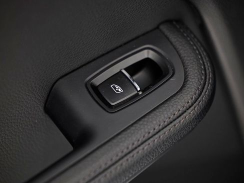 Certified 2025 Porsche Macan image 28