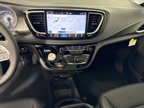 New 2026 Chrysler Pacifica Select image 22