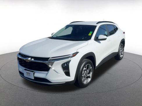 Used 2025 Chevrolet Trax LT image 8