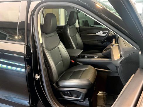 Used 2025 Ford Explorer Active w/ Active Comfort Package RWD image 9