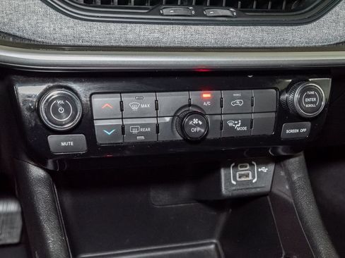 Used 2024 Jeep Compass Latitude AWD/4WD image 18
