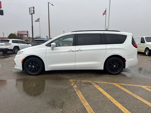 Used 2022 Chrysler Pacifica Touring-L image 2