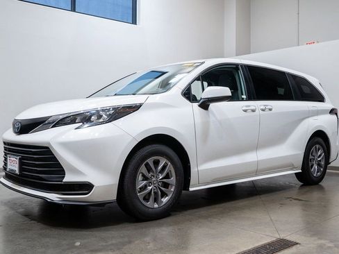 Used 2024 Toyota Sienna LE image 3