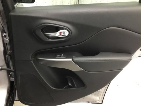 Used 2019 Jeep Cherokee Limited AWD/4WD image 46