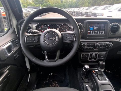 Used 2023 Jeep Gladiator Sport AWD/4WD image 5
