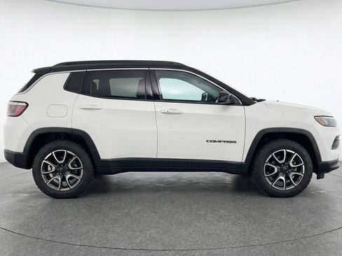 Used 2025 Jeep Compass Trailhawk image 11