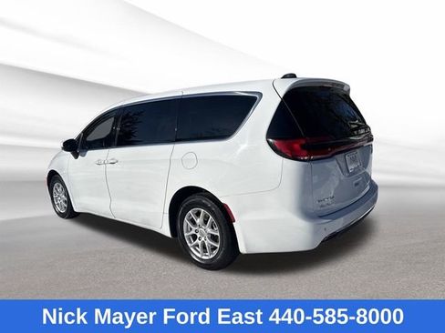 Used 2023 Chrysler Pacifica Touring-L FWD image 5