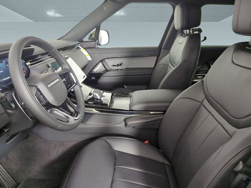 Used 2025 Land Rover Range Rover Sport SE image 4