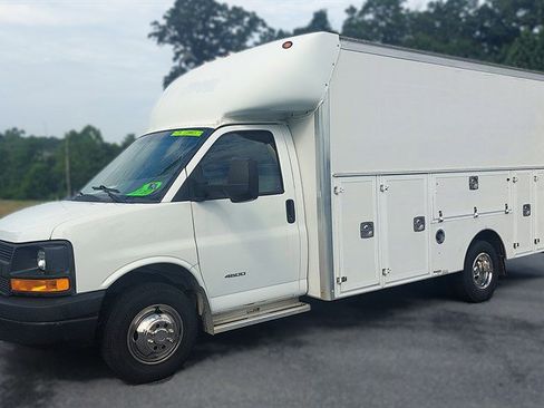 Used 2017 Chevrolet Express 4500 image 2