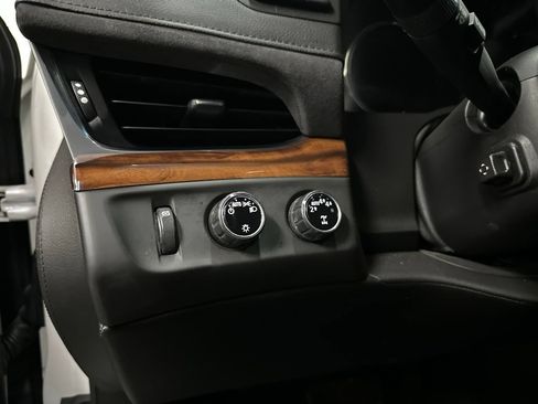 Used 2017 Cadillac Escalade ESV Luxury AWD/4WD image 32