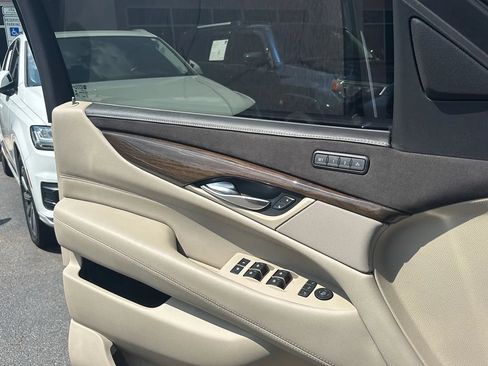 Used 2018 Cadillac Escalade Premium Luxury AWD/4WD image 16