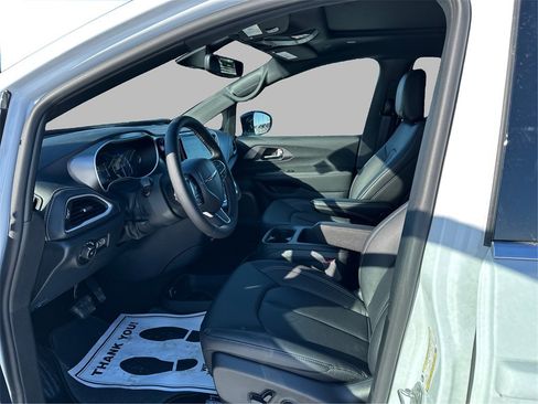 New 2025 Chrysler Pacifica Select image 9