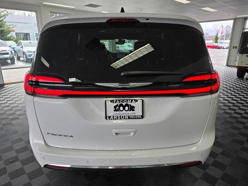 Used 2025 Chrysler Pacifica Select image 4