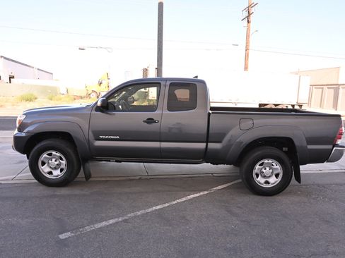 Used 2015 Toyota Tacoma PreRunner w/ SR5 Package RWD image 4