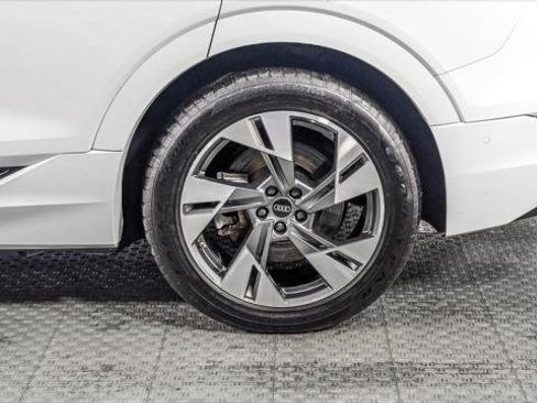 Used 2022 Audi e-tron Premium Plus w/ Premium Plus Package image 34