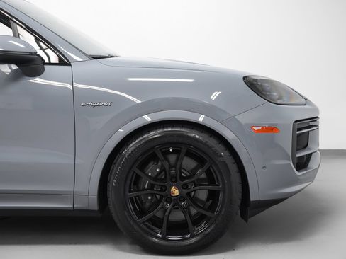Certified 2024 Porsche Cayenne AWD/4WD image 14