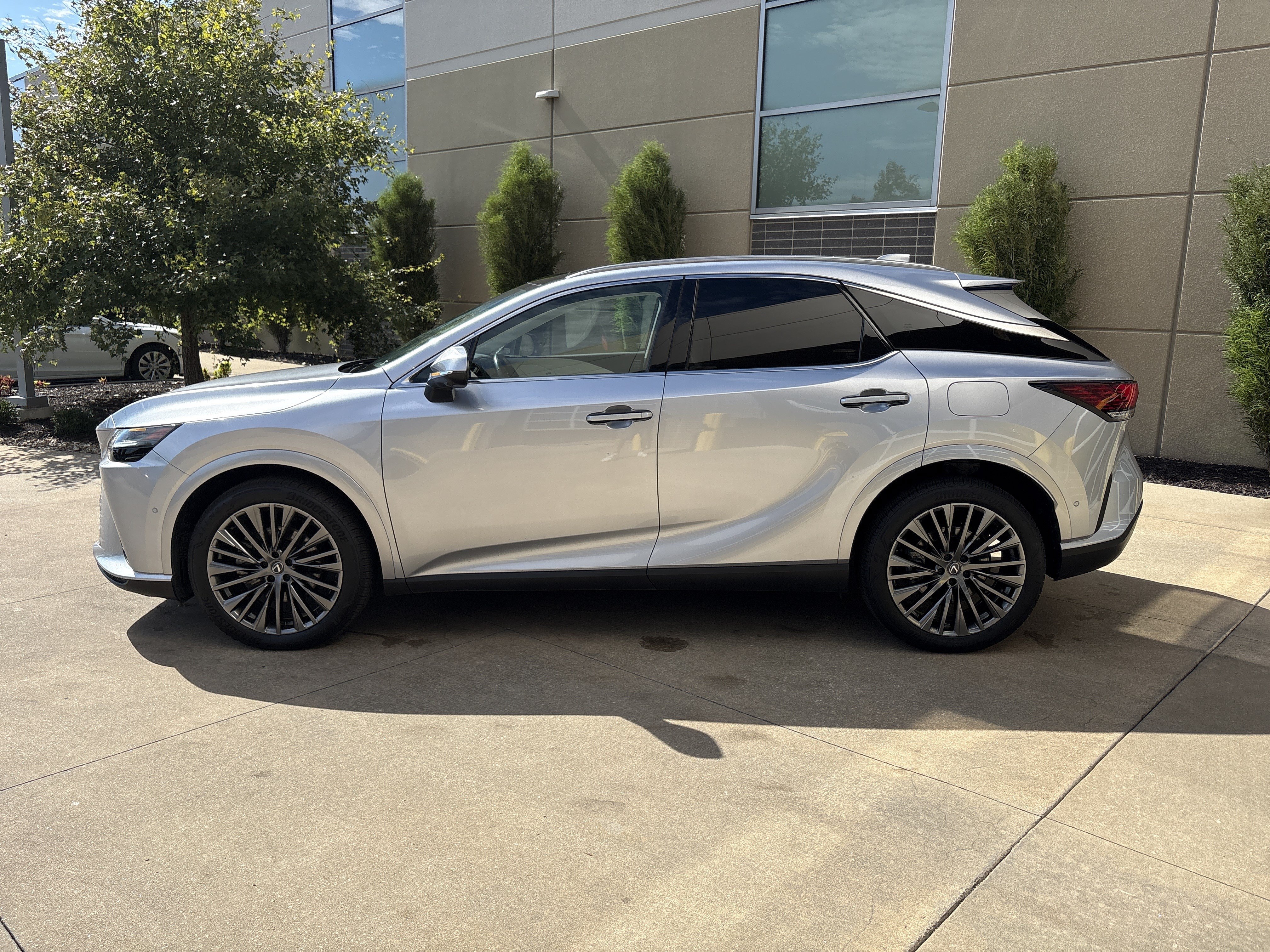 Used 2025 Lexus RX 450h AWD w/ Convenience Package image 16