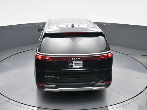 Used 2022 Kia Carnival EX image 29