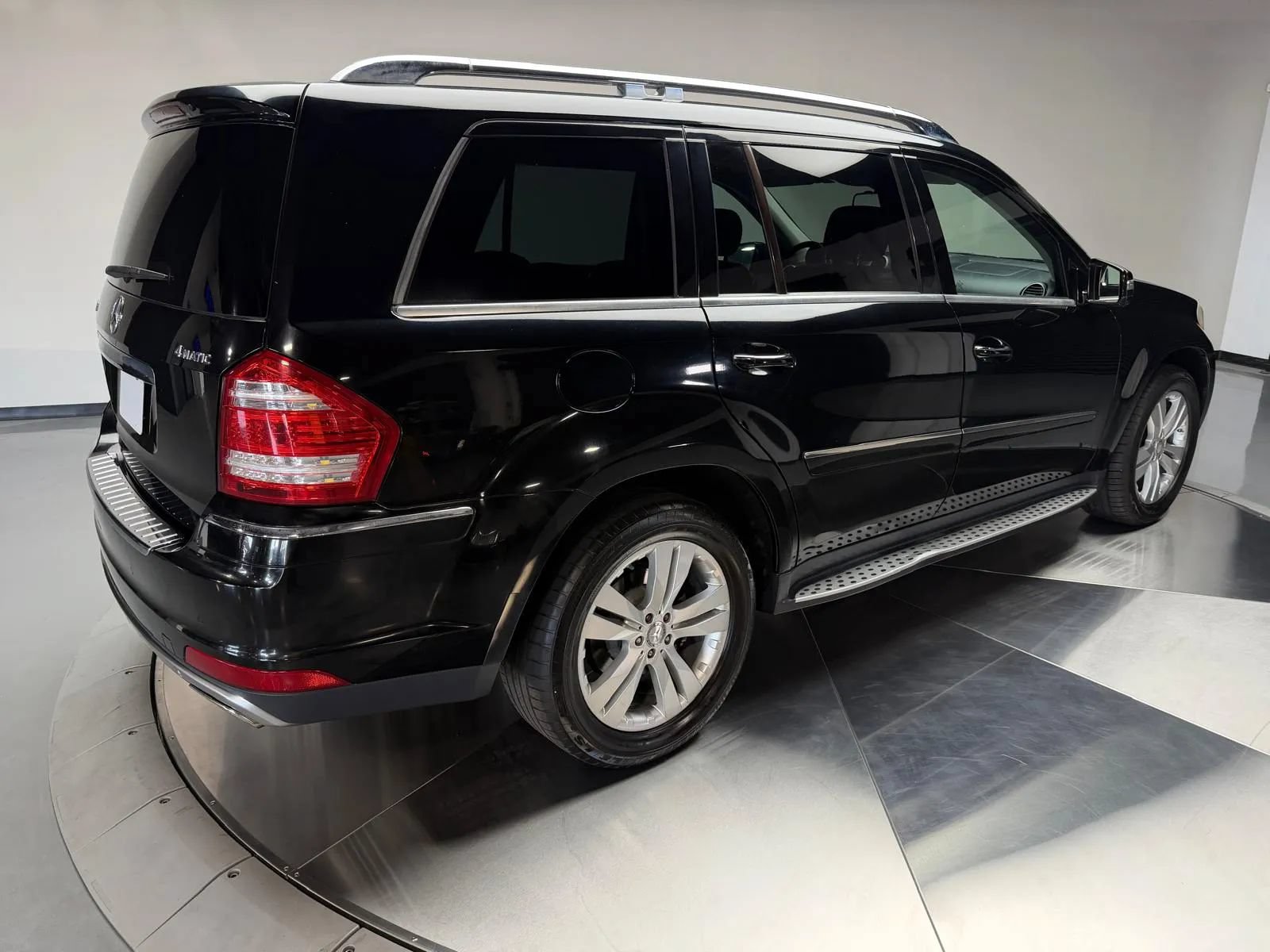 Used 2012 Mercedes-Benz GL 450 4MATIC w/ Premium 1 Pkg image 2