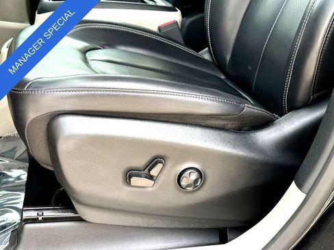 Used 2023 Chrysler Pacifica Touring-L FWD image 12