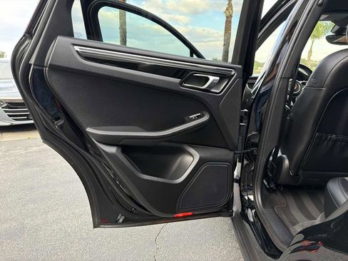 Used 2018 Porsche Macan image 26