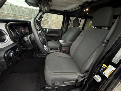 Used 2025 Jeep Wrangler Unlimited Sahara AWD/4WD image 23