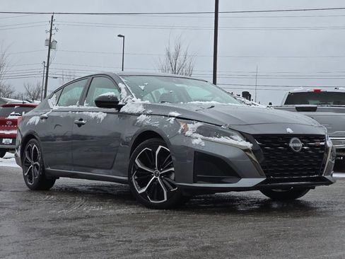 Used 2024 Nissan Altima 2.5 SR image 2