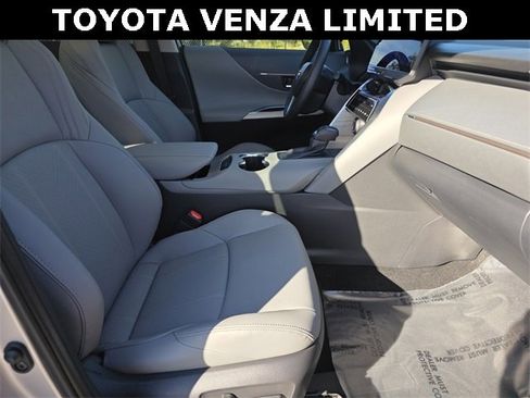 Used 2024 Toyota Venza Limited image 10